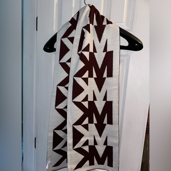 Michael Kors scarf and beanie - Picture 3 of 3